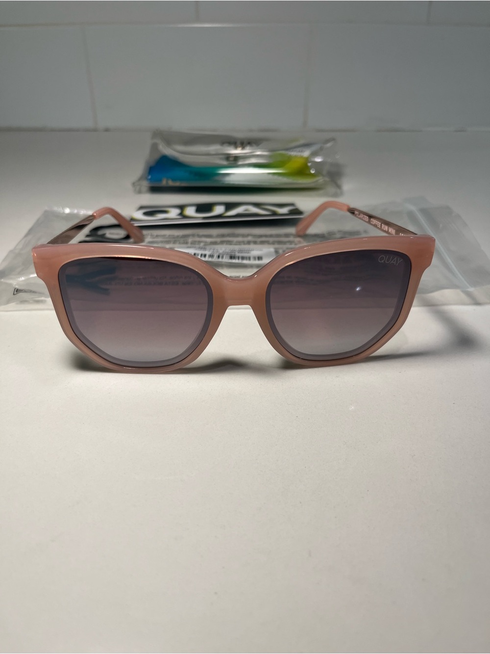 QUAY Coffee Run Mini - Pink frame / Brown Polarized lens Sunglasses- NWT - Picture 1 of 8
